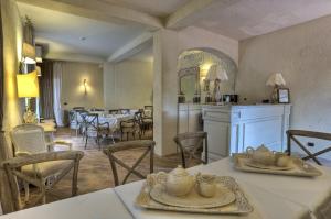 a dining room with a table and a kitchen and a dining room at Il Poggio Country Resort in Graniti