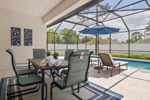 パーム・コーストにあるRenovated Heated Pool home with Game room and Bicyclesのダイニングルーム(テーブル、椅子付)、プール