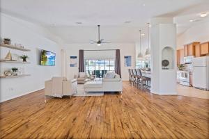 パーム・コーストにあるRenovated Heated Pool home with Game room and Bicyclesのハードウッドフロアのリビングルーム(白い家具付) +57枚の写真