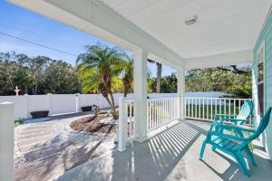 Balkoni atau teres di Charming Beachside Home Heated Pool Free Golf Cart