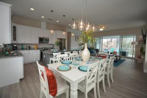 Una cocina y un comedor con una mesa y sillas blancas. en Beachside Home Heated Swim Spa Fenced Yard, en Marineland 54 fotos más