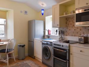 una cocina con nevera y lavadora en St Abbs - Keepers Fold, en Saint Abbs