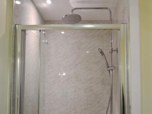 una ducha con puerta de cristal en un baño en St Abbs - Keepers Fold, en Saint Abbs