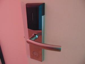 a door with a metal handle on a door at Rumel Quimey Quipan in Puerto Madryn