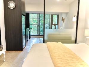 a bedroom with a bed and a clock on a wall at Modern apartment in the city center in Auckland +21 photos