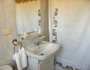 A bathroom at El Retiro