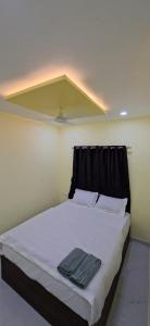 a bedroom with a large bed with a black headboard at Shreenath gurukupa bhaktnivas in Bandanwāda