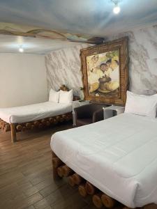 Un pat sau paturi într-o cameră la Hotel Casa Mural +55 fotografii
