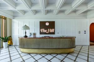 フーコックにあるAtermis Regency Hillside Phu Quoc - Sea & Fireworks view- Gym & Pool Accessの建物内の受付のあるロビー +77枚の写真