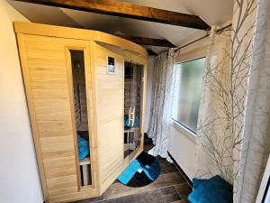 a room with a sauna and a window at Ferienwohnung KUMM RIN - Oase an der Nordsee in Carolinensiel