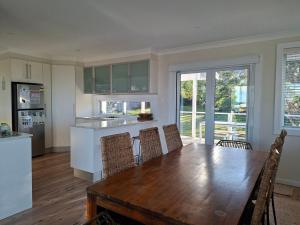 ジェリンゴンにあるWerri Escapeのキッチン(木製ダイニングテーブル、椅子付)