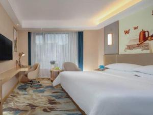 TV a/nebo společenská místnost v ubytování Vienna Hotel Chengdu Xinjin Old Pier Liujianian Metro Station