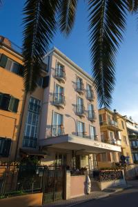budynek z palmą przed nim w obiekcie Hotel La Palazzina w mieście San Benedetto del Tronto