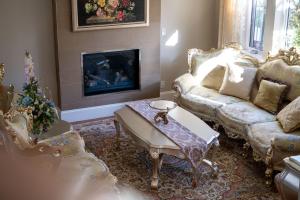 Imagen de la galería de Upscale Villa in quiet street with grand family living space and luxury bedrooms, en Vancouver