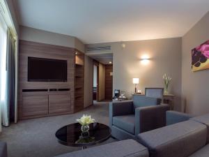 Una sala de estar con un sofá y un televisor. en Jubilee Prestige Hotel Ratchadapisek, en Bangkok 187 fotos más