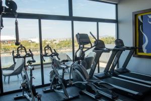 Fitness centrum a/nebo fitness zařízení v ubytování Sunlit & Sea View