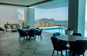 Bazén v ubytování Sunlit & Sea View nebo v jeho okolí