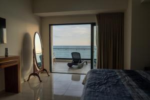 Postel nebo postele na pokoji v ubytování Sunlit & Sea View