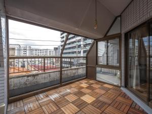 un balcon vide avec vue sur la ville dans l'établissement The LAMP Minoshima, à Sumiyoshi