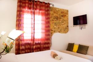- un salon avec un canapé et une fenêtre dans l'établissement B&B Porta Della Noce, à Lanciano