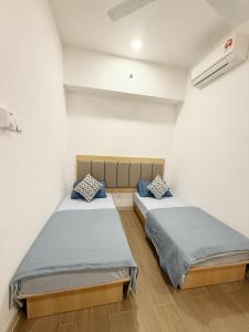 Postel nebo postele na pokoji v ubytování Bay Suites Home By Sea JQ 海的家