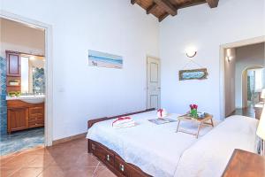 1 dormitorio con cama, mesa y lavamanos en Villa La Licciola, en Cala Bitta 45 fotos más