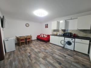 cocina con sofá rojo en una habitación en Apartament Parc 1A, en Ploieşti