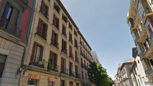 un edificio alto con ventanas en una calle de la ciudad en Atocha Palace, en Madrid