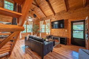 Μια τηλεόραση ή/και κέντρο ψυχαγωγίας στο Log Cabin with Hot Tub, Game Room-10 min to NRG