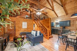 Χώρος καθιστικού στο Log Cabin with Hot Tub, Game Room-10 min to NRG +45 φωτογραφίες