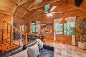 Χώρος καθιστικού στο Log Cabin with Hot Tub, Game Room-10 min to NRG