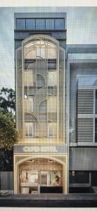 胡志明市Cupid Hotel 3的一座前面有招牌的大楼