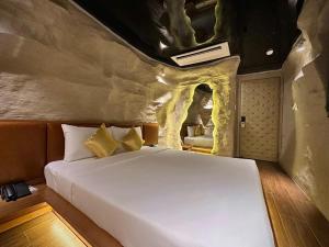 胡志明市Cupid Hotel 3的一间洞穴内带大床的卧室 更多8张照片