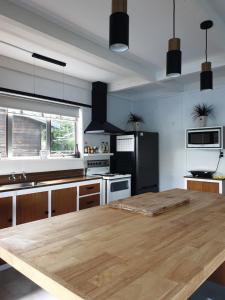 eine Küche mit einer hölzernen Arbeitsplatte in einem Zimmer in der Unterkunft Lake Oasis in Queenstown