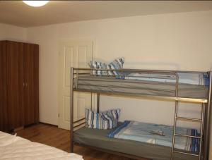 two bunk beds in a room with a bed at zum Schilfrohr in Neuendorf