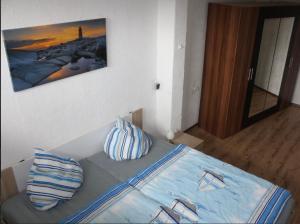 a bedroom with a bed with two pillows on it at zum Schilfrohr in Neuendorf