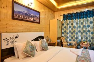 ハンダルにあるHimalayan Desert Villa, Hunderの壁にテレビが付いたベッドのある寝室