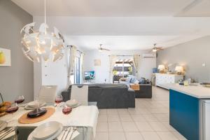 Kuchyň nebo kuchyňský kout v ubytování Sunrise Ayia Thekla Bungalow