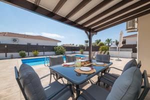 Bazén v ubytování Sunrise Ayia Thekla Bungalow nebo v jeho okolí