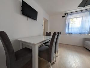 Μια τηλεόραση ή/και κέντρο ψυχαγωγίας στο Garden Level Condo With Shady Entrance