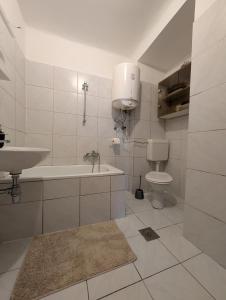 Ένα μπάνιο στο Garden Level Condo With Shady Entrance
