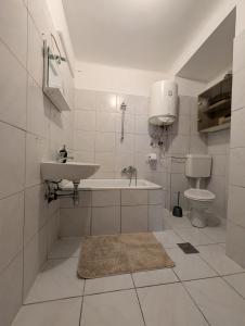 Ένα μπάνιο στο Garden Level Condo With Shady Entrance