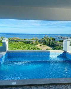 una piscina con vista al mar en Exquisite one bedroom apartment with a roof top pool and seaview, less than 3min walk to the beach, en Mombasa