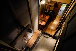 une vue aérienne d'une cuisine avec un banc en bois dans l'établissement Rinn Kishoan, à Kyoto