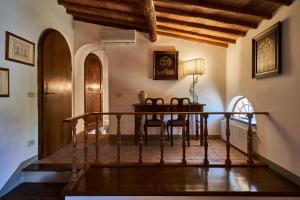 a hallway with a table and chairs in a house at Villa Isaia 31 in Monteriggioni