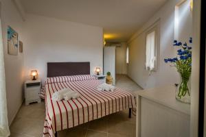 a bedroom with a bed with two towels on it at Affittacamere Amunì in Castellammare del Golfo