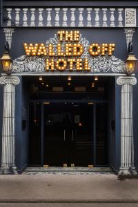 パリにあるWalled off Hotel Parisの待機中を示す標識のある建物