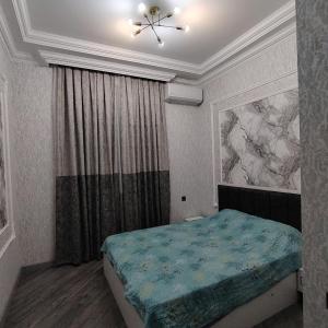 une chambre avec un lit et un plafond dans l'établissement Warm pool Suvalan, à Baku 6 autres photos