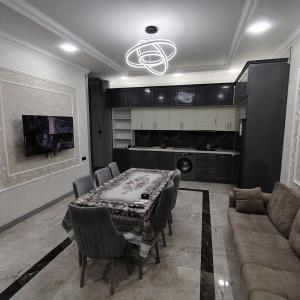 une salle à manger avec une table et un canapé dans l'établissement Warm pool Suvalan, à Baku
