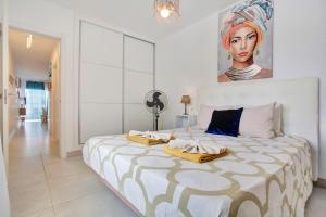 une chambre avec un grand lit avec deux serviettes dessus dans l'établissement CASA MARINA, à Costa Teguise 35 autres photos